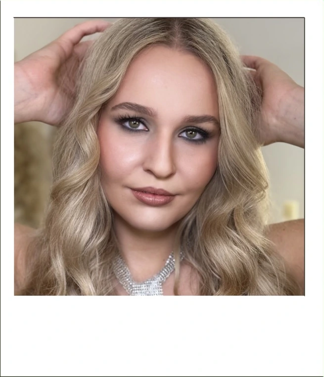Wyrazisty makijaż wieczorowy smokey eye na studniówkę.